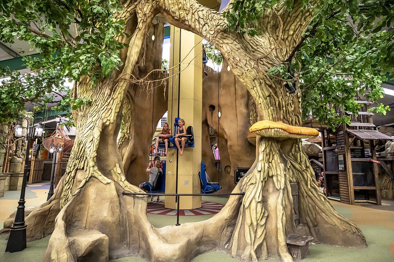 Vertical attraction kids, indoor play area at CAPFUN Wondermolen Molenschot campsite.