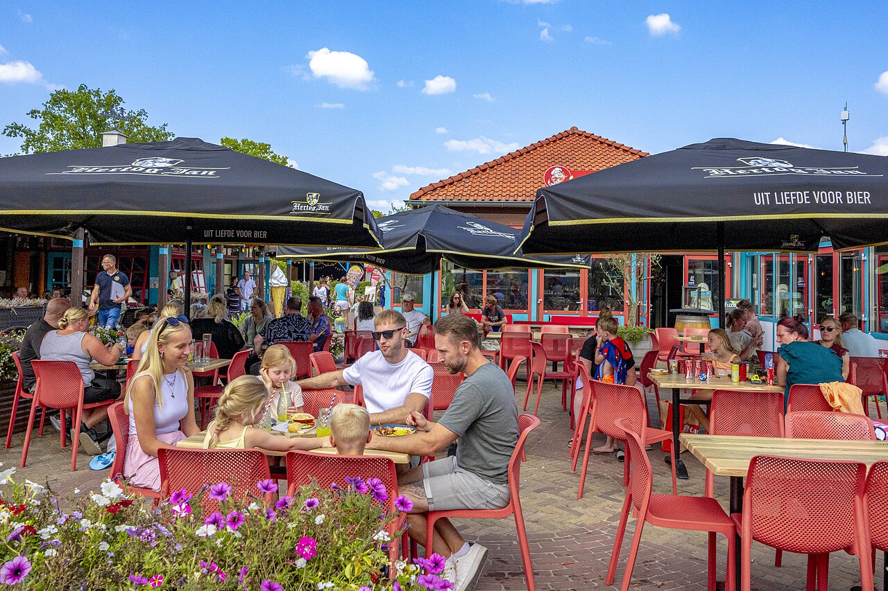 Lively outdoor restaurant-bar terrace with families at CAPFUN Wondermolen campsite in Molenschot.