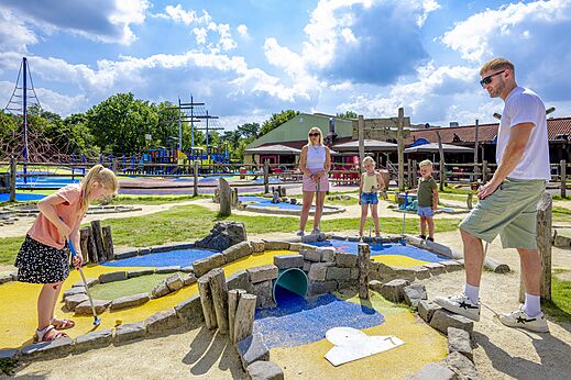 Family enjoying mini-golf at CAPFUN Wondermolen campsite in Molenschot.