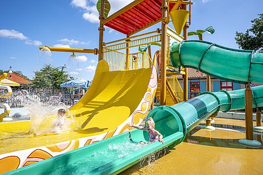 Water slides and splash pad for children at CAPFUN Wondermolen campsite in Molenschot.