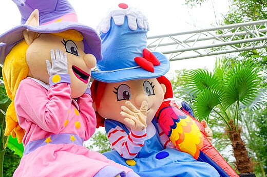 Cheerful mascots at CAPFUN Zagarella campsite in LONGEVILLE SUR MER (85).