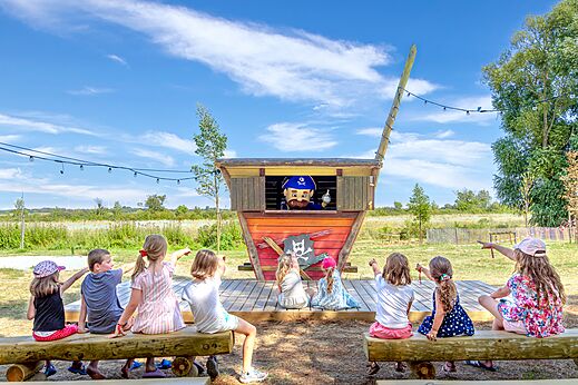 Pirate animation show with mascot and children at CAPFUN Zagarella campsite in LONGEVILLE SUR MER (85).