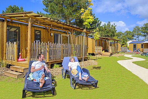 Wooden Mobil-home, couple at CAPFUN Zagarella campsite in LONGEVILLE SUR MER (85).