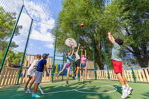 Young people playing basketball at CAPFUN Zagarella in LONGEVILLE SUR MER (85).